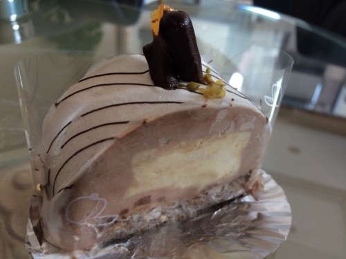大阪箕面のチーズケーキの名店、デリチュースのムースチョコケーキの断面