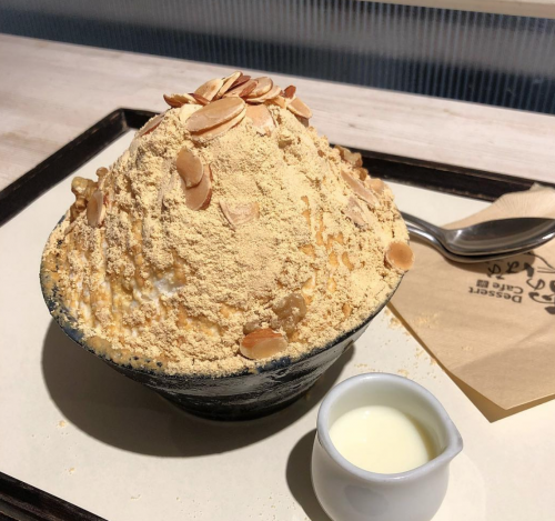 きな粉が大量にトッピングされた雪のはなデザートカフェのかき氷