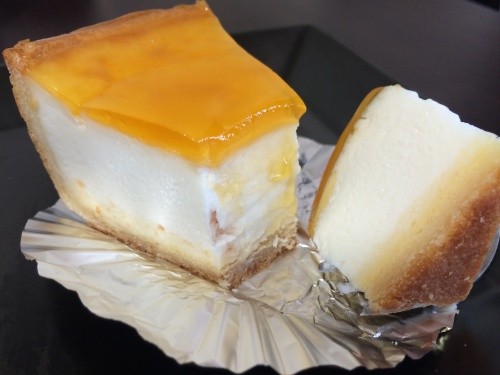 デリチュースを代表するチーズケーキ”デリチュース”のピースと断面