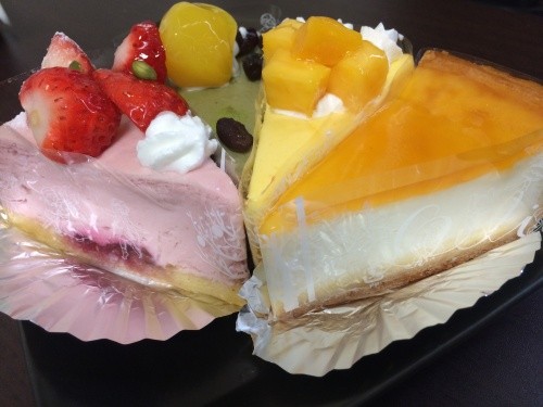 デリチュースのチーズケーキ4種。左からイチゴ、抹茶、マンゴー、チーズケーキ(デリチュース))