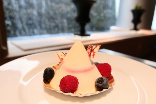 円錐型が美しい、ティーラウンジベルクール(神戸ポートピアホテル内)のベリーのケーキ。