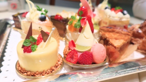 ホテルオークラ神戸内の”カフェレストランカメリア”のカラフルなケーキ達
