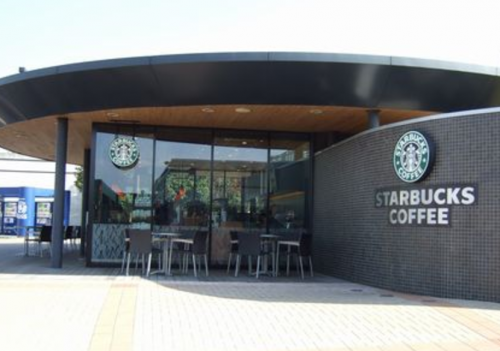ガラス張りの店内が美しい三木サービスエリア下りのスターバックス