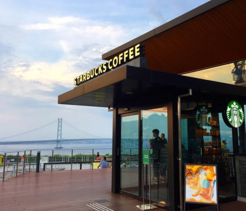 明石海峡大橋が見える淡路サービスエリア下りのスターバックスコーヒー外観