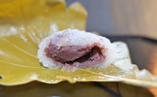 鶴屋吉信の道明寺粉で作られた柏餅の断面