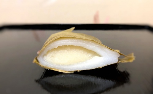 たねや阪急うめだ本店のみそあん柏餅断面
