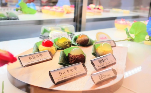 宝石みたいなシズル感が美しい、ゆふころろさんの名物の「雫麩饅頭」。