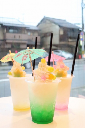 和傘の飾りが乗った、ゆふころろさんの夏限定カラフルクリームソーダ。
