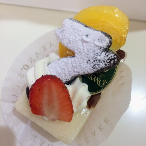 柿のお月とクッキーのうさぎが乗った新宿高野のお月見ケーキ