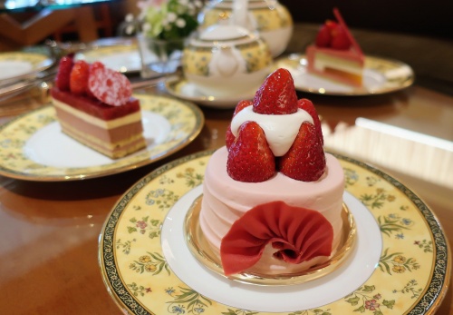 1.5人前はありそうな二段重ねの苺ショートケーキやチョコレートケーキ