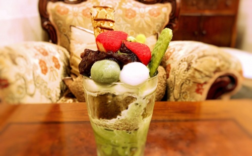 レアルプリンセサリカルディアーナ磯上邸のあんことイチゴが乗った抹茶パフェ