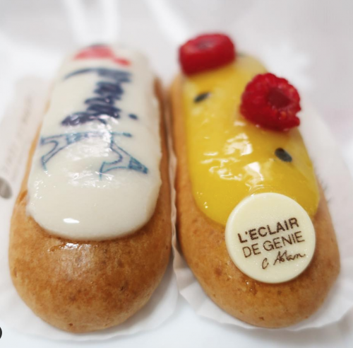 Parisの文字とイラスト入りのカラフルなエクレア2つ
