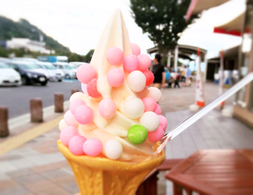 紀ノ川サービスエリアの、ピンクと白の可愛いおいりがトッピングされたソフトクリーム