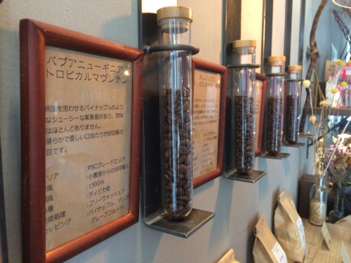 珈琲焙煎所-旅の音-で購入できるオリジナルコーヒー豆の陳列。