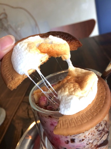 珈琲焙煎所-旅の音-のコーヒーゼリーパフェに乗る、カスタムのマシュマロ。