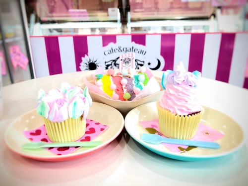 ブランティーグル大須店のカラフルなお花とユニコーンのカップケーキとレインボーケーキ