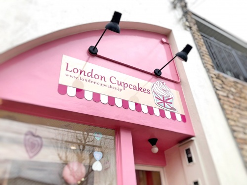 ピンクを基調としたロンドンカップケーキ名古屋店のお店看板