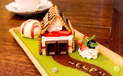 神戸のカフェオトギさんの名物、お菓子の家をかたどったショートケーキ