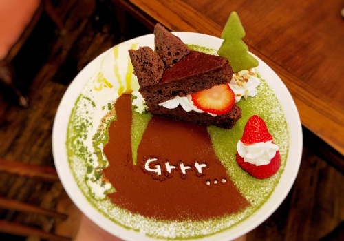 オオカミをかたどった神戸のカフェオトギさんのガトーショコラケーキ