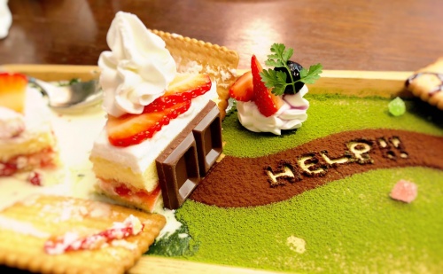 神戸のカフェオトギさんの名物、お菓子の家をかたどったショートケーキの食べかけ