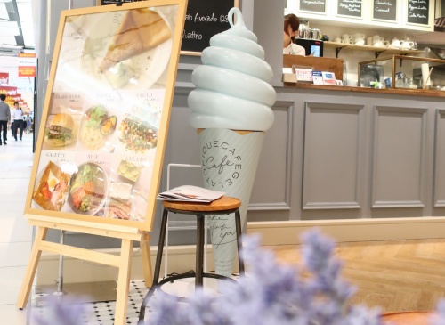 京都駅にオープンしたジェラピケカフェの水色バニラソフトクリームのオブジェ