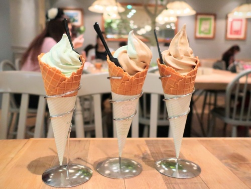 京都駅にオープンしたジェラピケカフェの名物、水色バニラと珈琲牛乳ソフトクリームとミックスの３つ。
