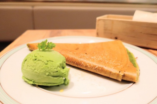 京都駅にオープンしたジェラートピケカフェの抹茶クレープ