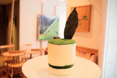 茶の木by福寿園のメインスイーツ、チーズケーキのような抹茶スフレグラッセ。