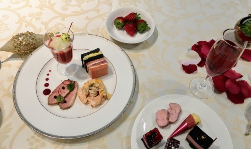 お皿に盛られた苺のガスパチョや苺ソースのかかった合鴨肉