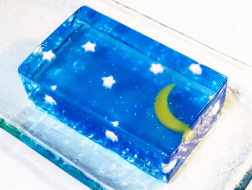 夏の夜空をイメージしたクリアブルーのゼリーみたいなの羊羹