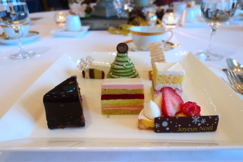 帝国ホテル大阪のクリスマスケーキ発表会の様子。