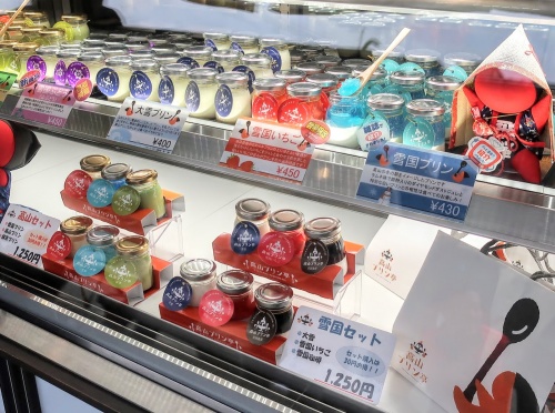 高山プリン亭本店の彩り豊かなショーケース
